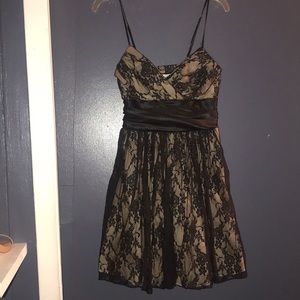 CHAMPAGNE MINI DRESS W/ BLACK LACE